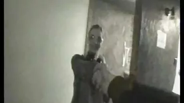 La festa divertente si scatena quando le persone iniziano a succhiare e video di milf scopare