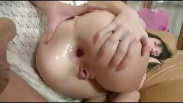 La bionda MILF Magnifique mostra un bel corpo in piscina ragazzi con donne mature