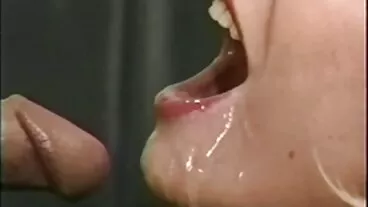 La bella Lulu spalanca il suo sedere stretto per un grosso cazzo le donne mature si masturbano dentro