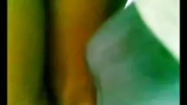 Adolescenti milf tedesche porno carine in calze si divertono insieme a un cazzo duro