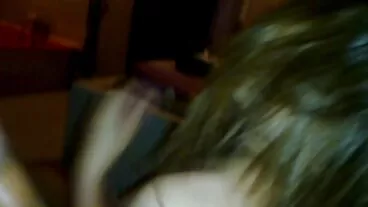 Una MILF tettona bionda si è donna matura si masturba trovata un giocattolo con cui giocare