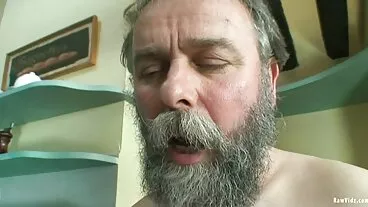La sorellastra cattiva si fa tirare i capelli a pecorina piedi di donne mature