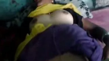 La grande cagna del capo Nicolette abusa donne mature e giovani della povera piccola Piper Perri
