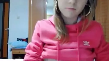 La bionda MILF si avvicina alla figliastra che vola da sola donne vecchie pelose